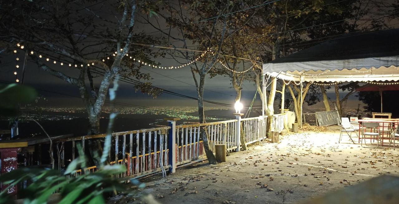 Sky Lounge B&B Zhushan Exterior foto